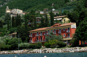 Гостиница Hotel Menapace  Торри Дель Бенако